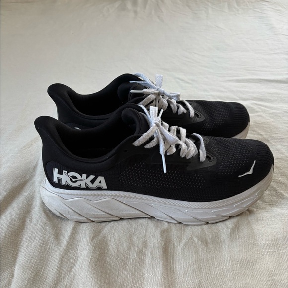 Hoka Black and White Wide Arahi Sneakers Size 11 - Picture 2 of 6